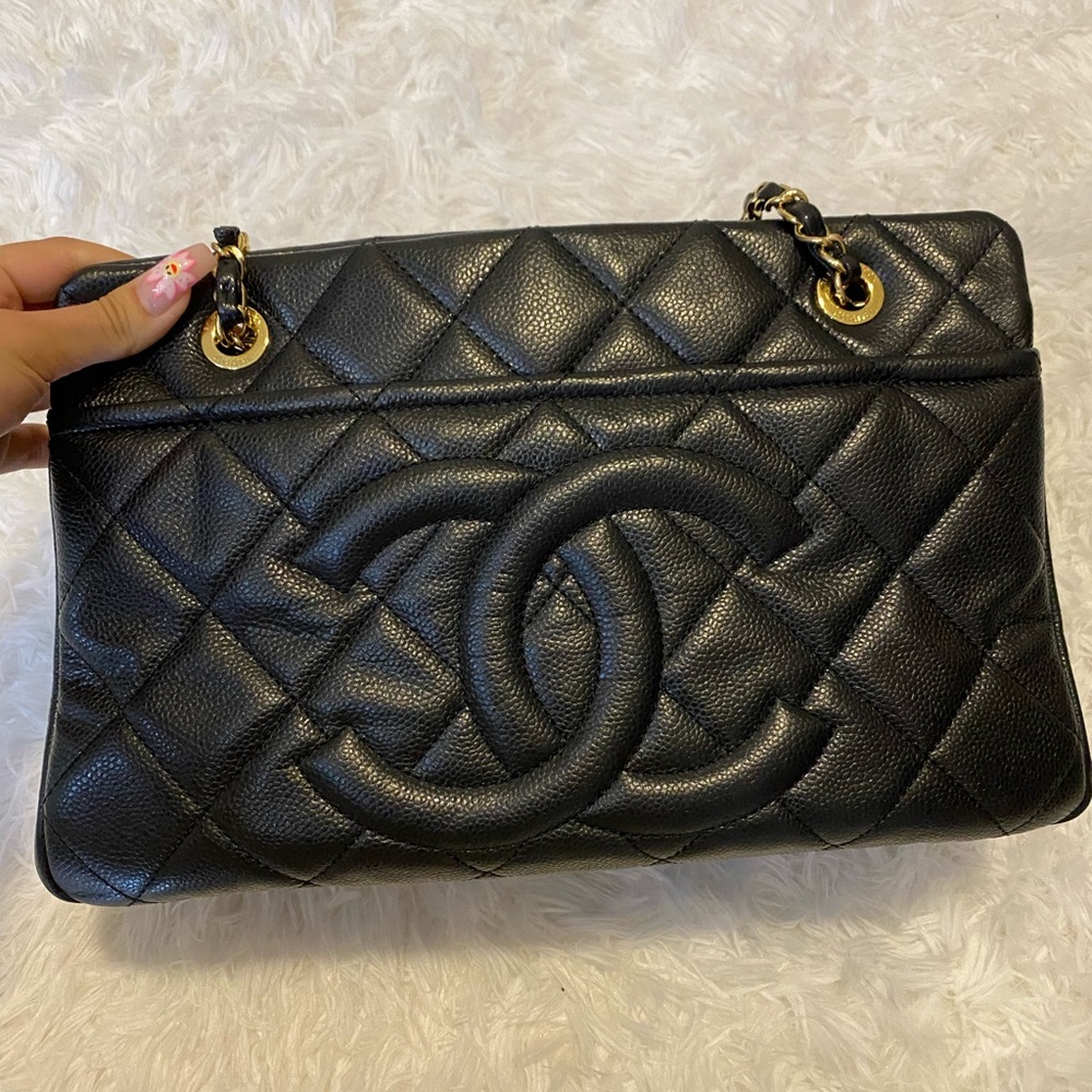 Vintage Chanel shoulder bag